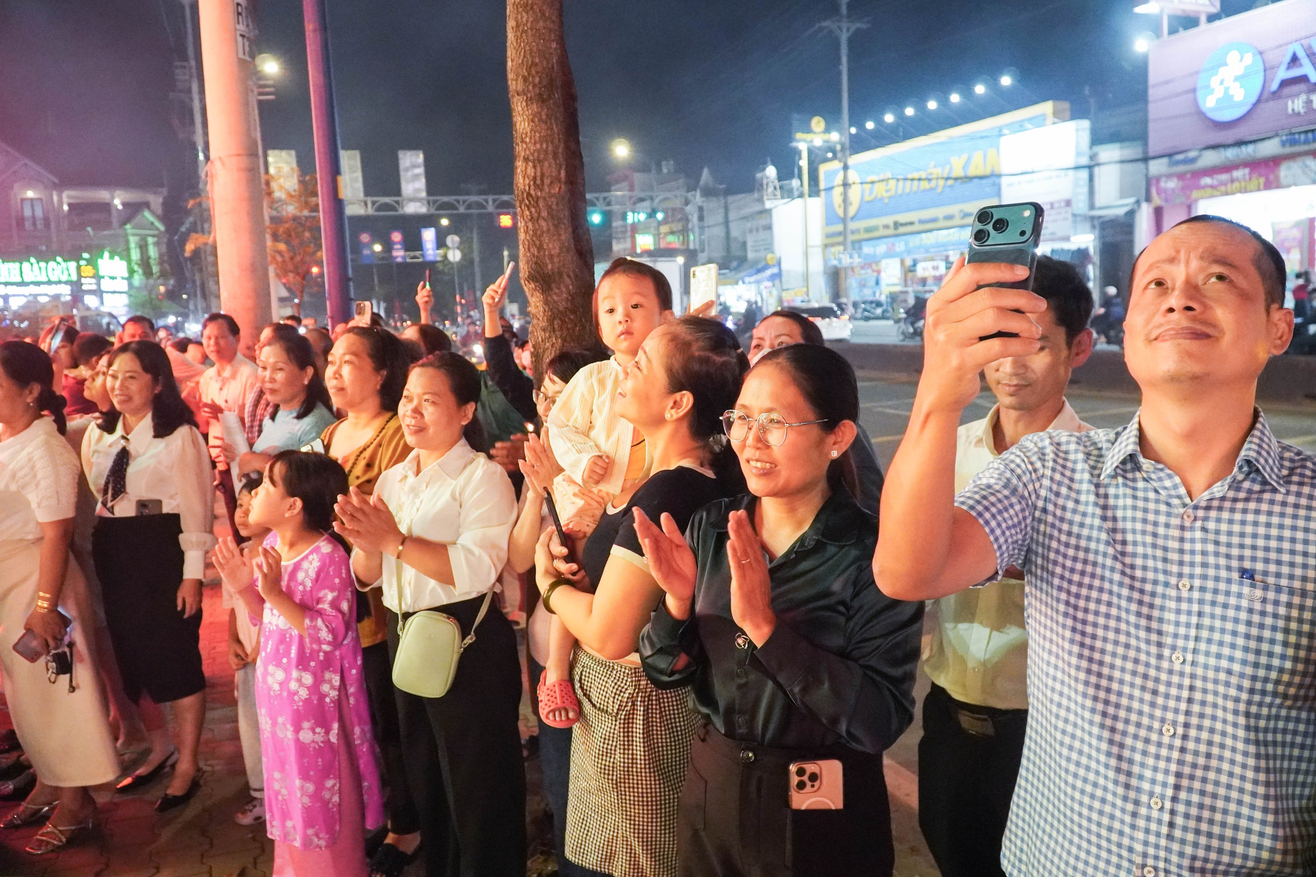 Xã có dân số đông thứ 10 cả nước rộn ràng khai mạc Hội hoa xuân - Ảnh 10.