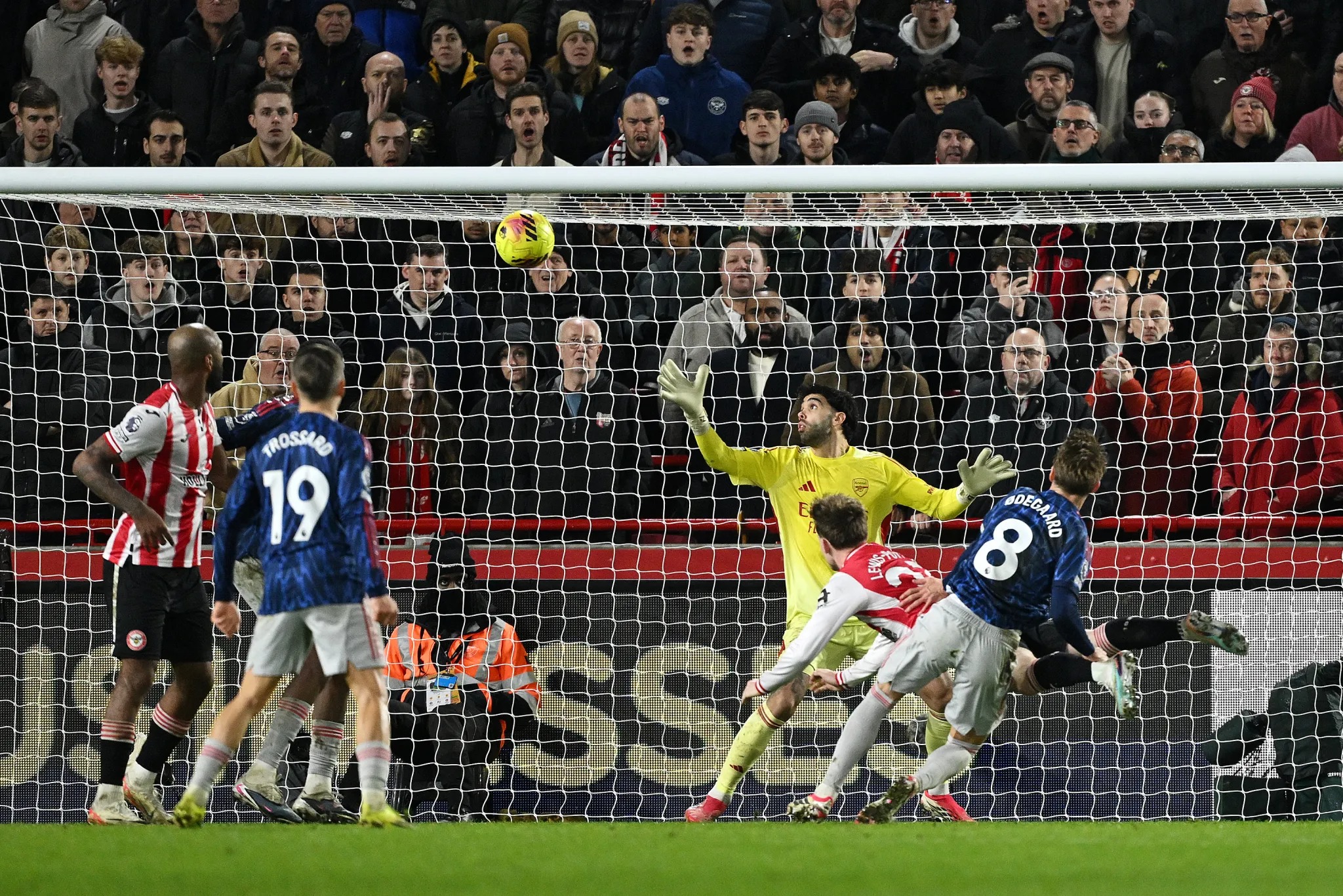 Arsenal ra sân với trang phục “dị”, CĐV đòi “trừ 12 điểm” - Ảnh 3.