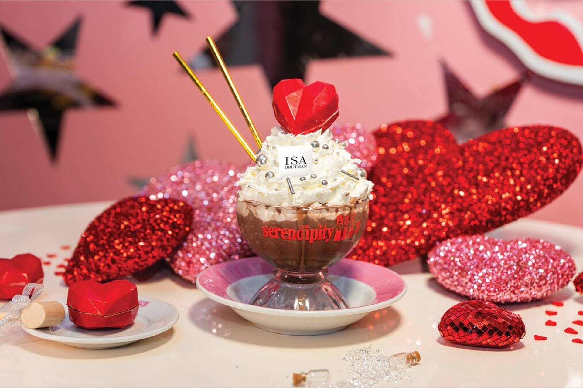 Ly kem lễ Tình nhân chứa kim cương trị giá tới 259 triệu đồng ở Mỹ - 4