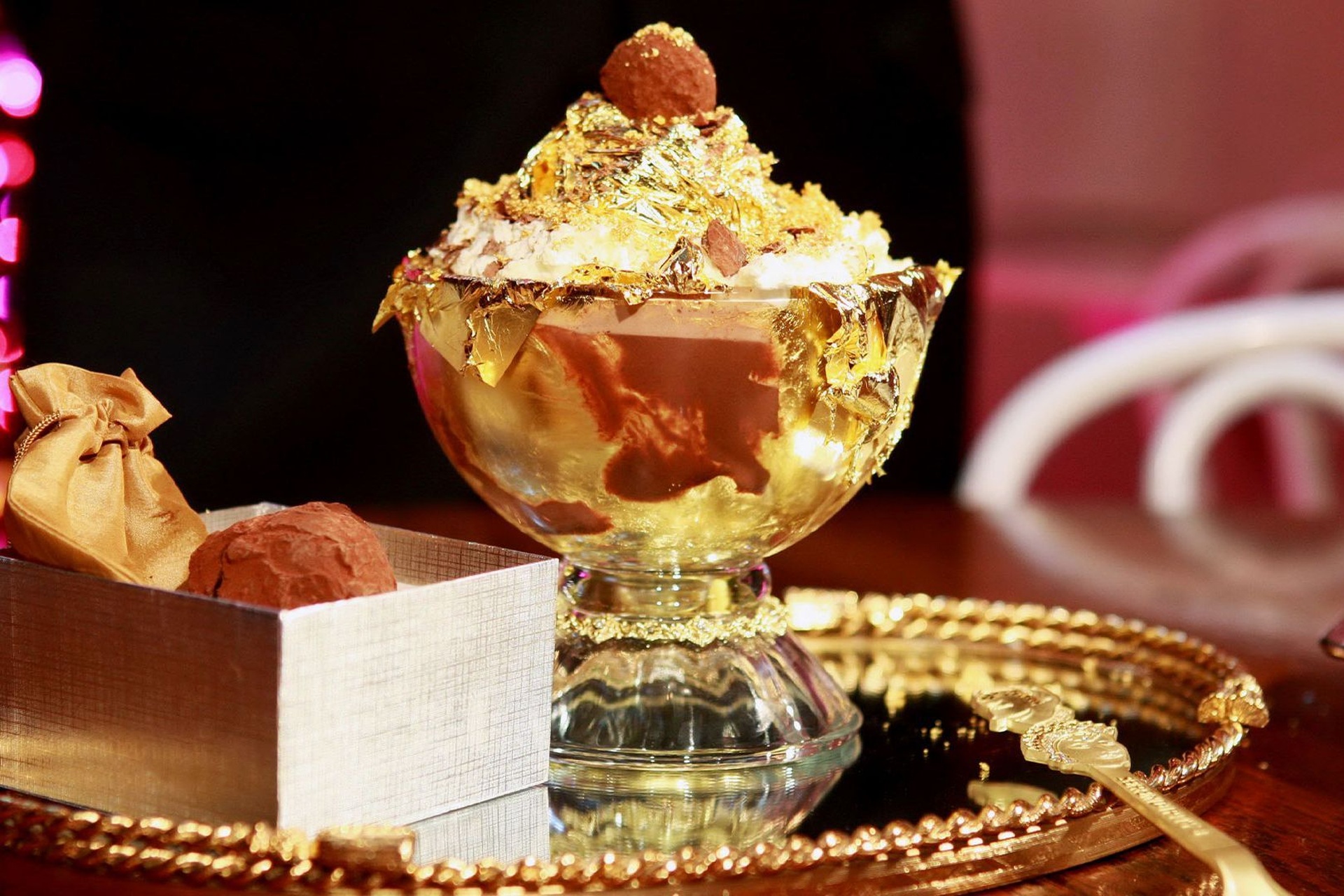 Ly kem lễ Tình nhân chứa kim cương trị giá tới 259 triệu đồng ở Mỹ - 8