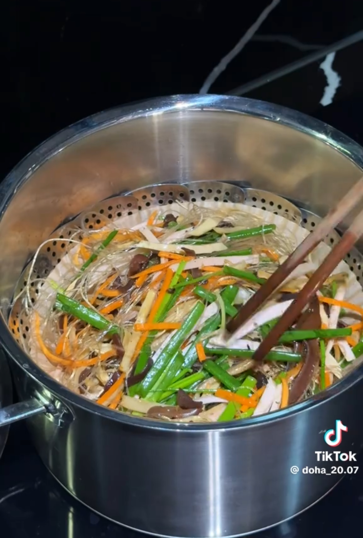 Bị mỉa mai mua thức ăn sẵn để quay vlog