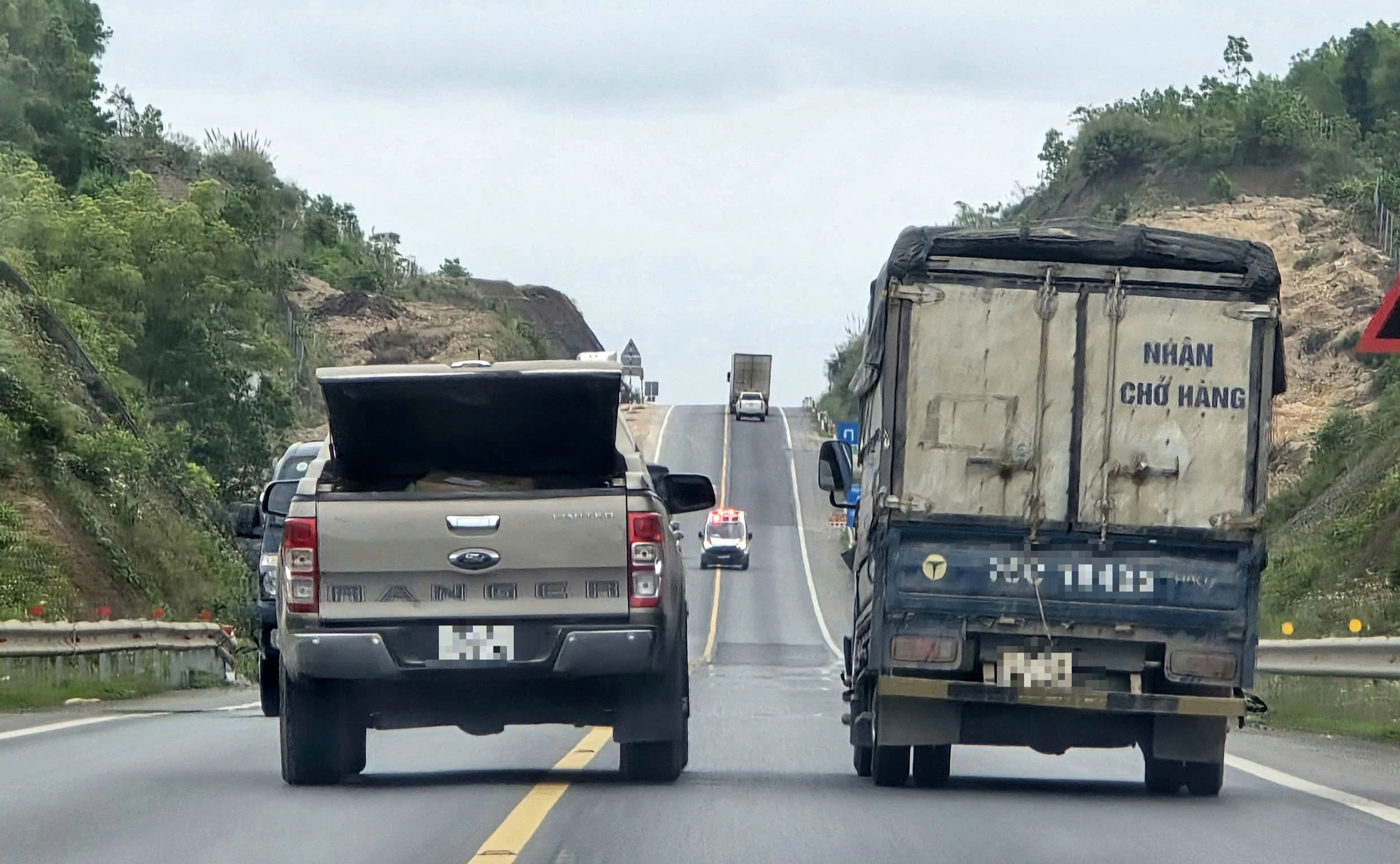 Ngao ngán cảnh xe lấn làn, vượt ẩu trên cao tốc Cam Lộ - La Sơn- Ảnh 5.