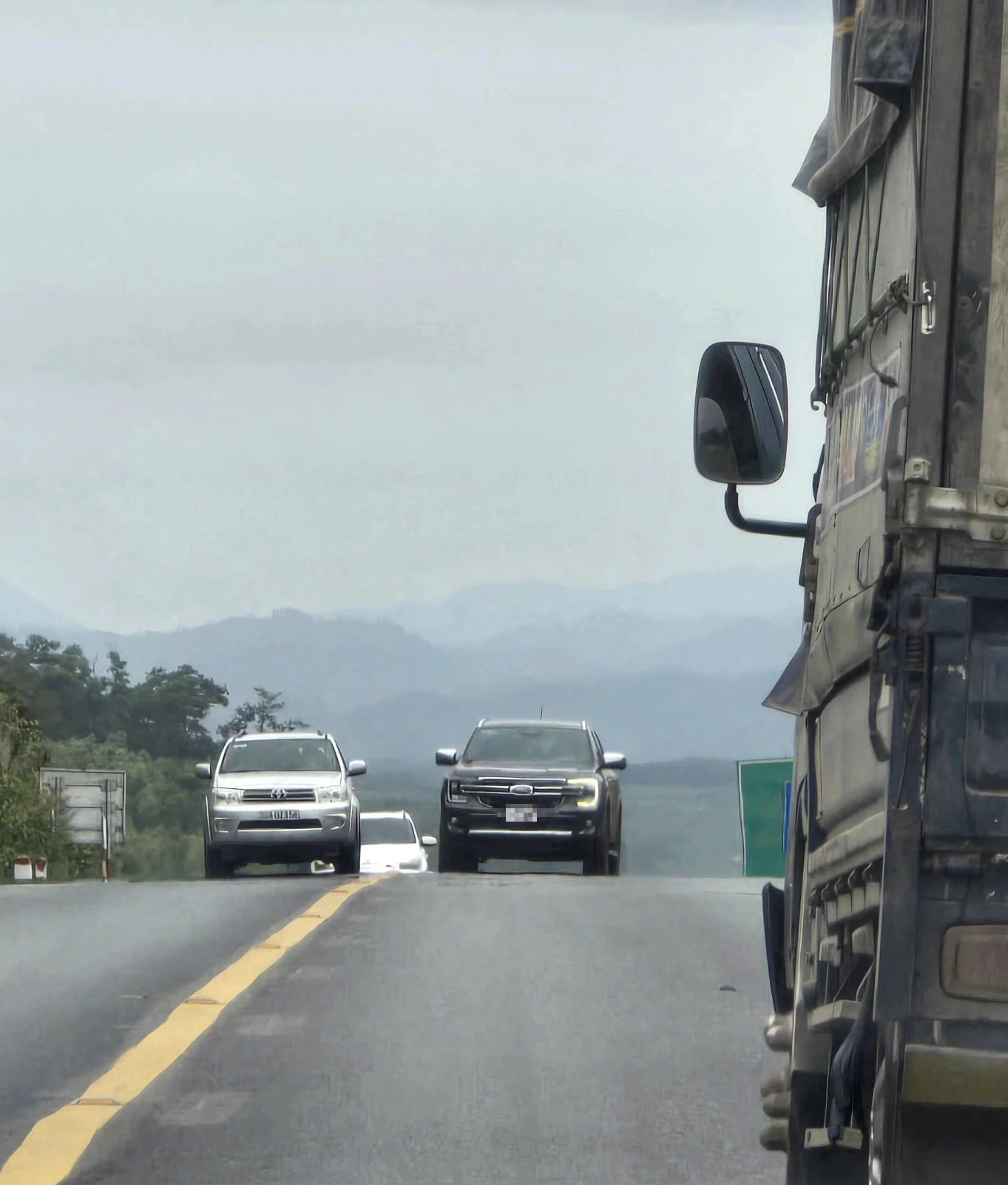 Ngao ngán cảnh xe lấn làn, vượt ẩu trên cao tốc Cam Lộ - La Sơn- Ảnh 6.