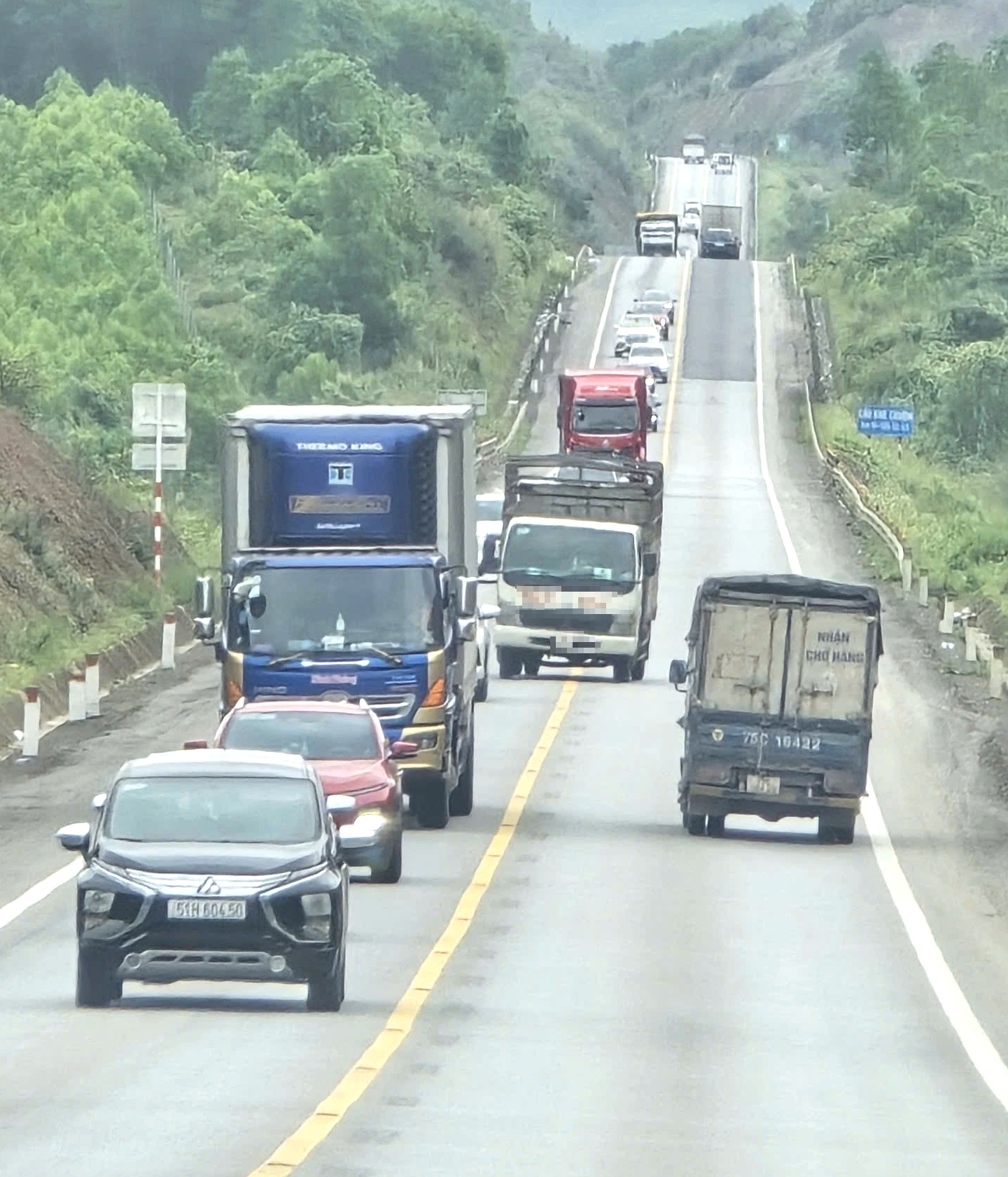 Ngao ngán cảnh xe lấn làn, vượt ẩu trên cao tốc Cam Lộ - La Sơn- Ảnh 7.