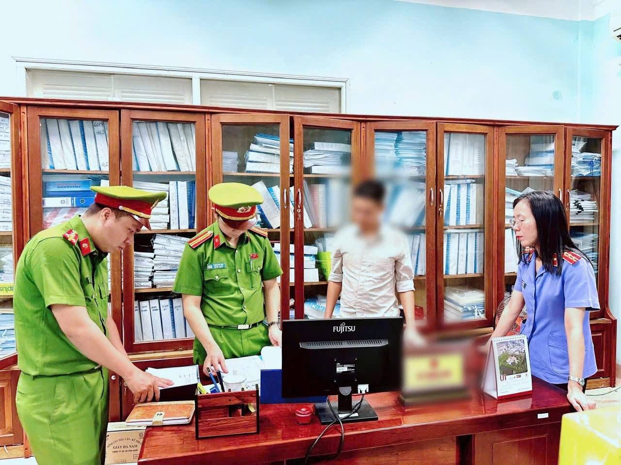 Cán bộ thuế bị bắt vì cầm đầu đường dây mua bán hóa đơn trăm tỉ- Ảnh 2.