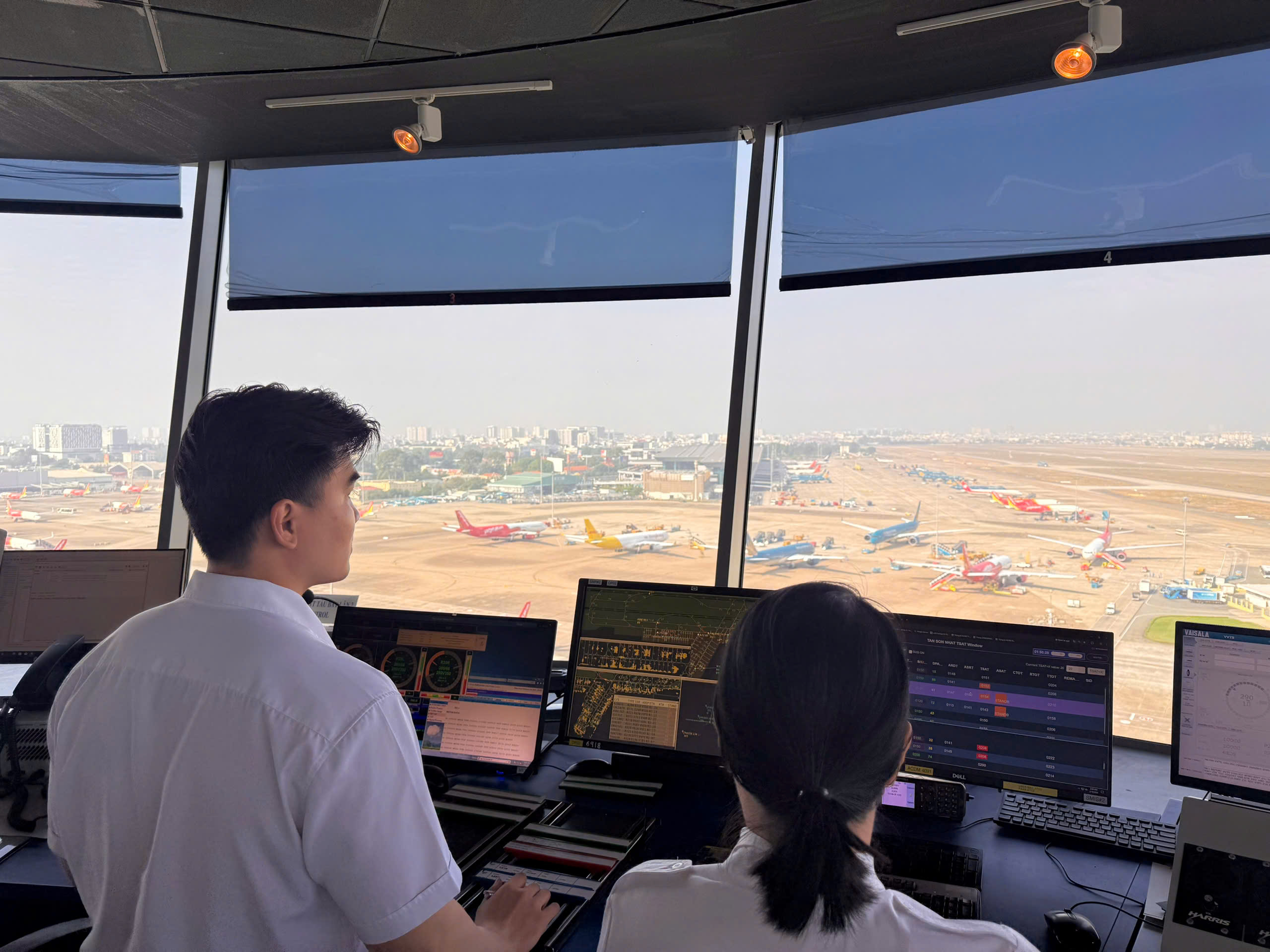 Tân Sơn Nhất đạt lưu lượng bay cao chưa từng có, kích hoạt phương án đặc biệt - Ảnh 2.