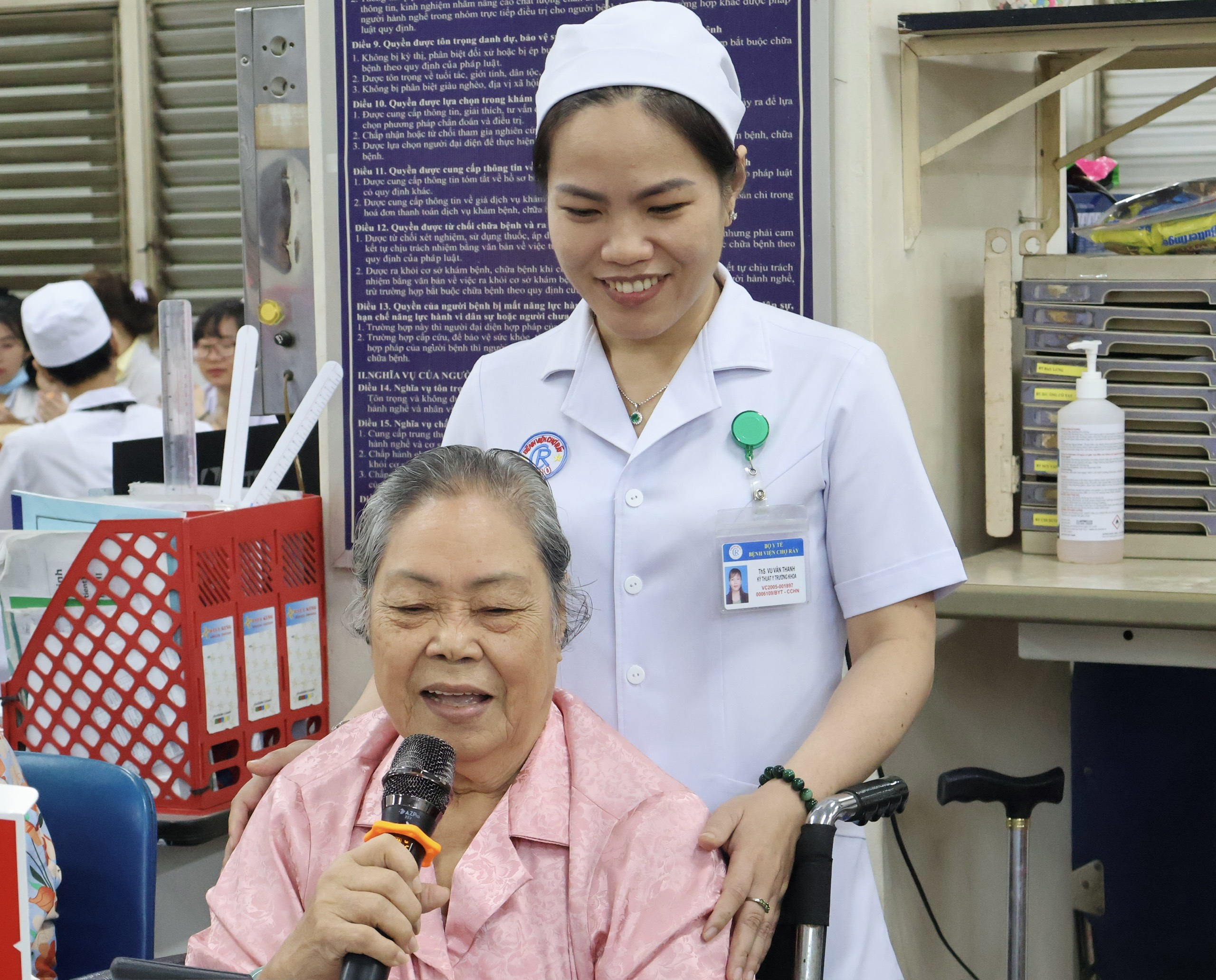 Tiệc tất niên đặc biệt ở Bệnh viện Chợ Rẫy: Khoảnh khắc khiến bệnh nhân nghẹn ngào - Ảnh 5.