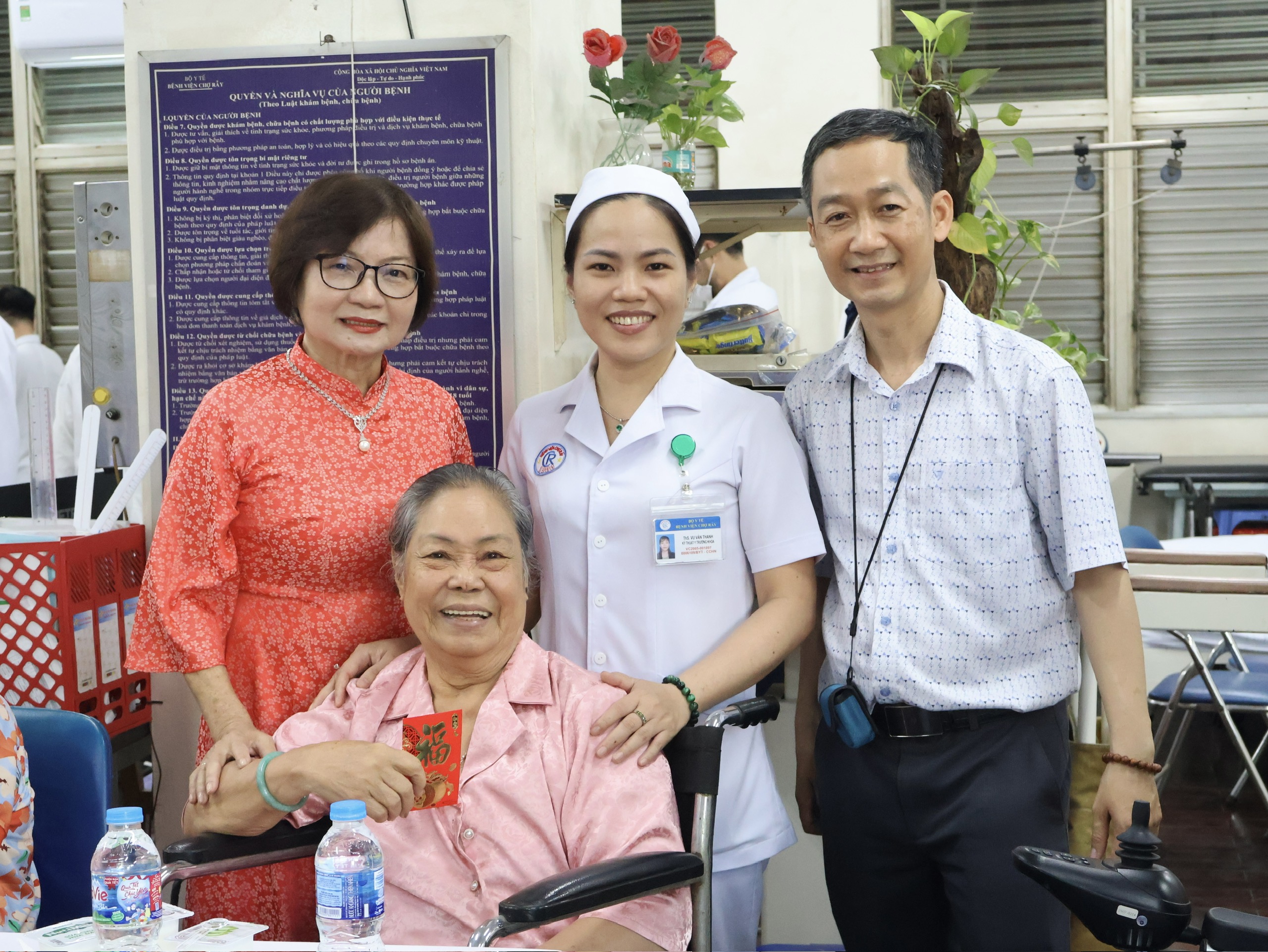 Tiệc tất niên đặc biệt ở Bệnh viện Chợ Rẫy: Khoảnh khắc khiến bệnh nhân nghẹn ngào - Ảnh 6.