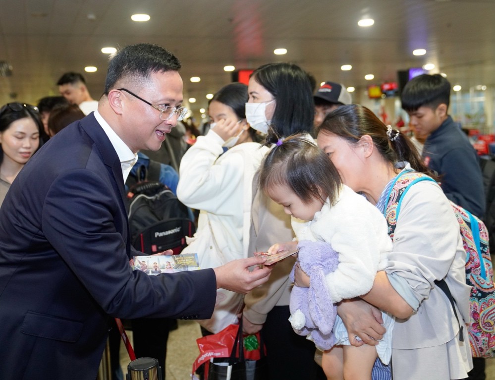Cục trưởng Cục Hàng không thăm, chúc Tết bà con ngay tại sân bay Tân Sơn Nhất- Ảnh 5.