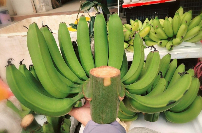 Nải chuối 21 quả được rao giá 450.000 đồng tại phường Thanh Xuân, Hà Nội. Ảnh: Thủy Trương