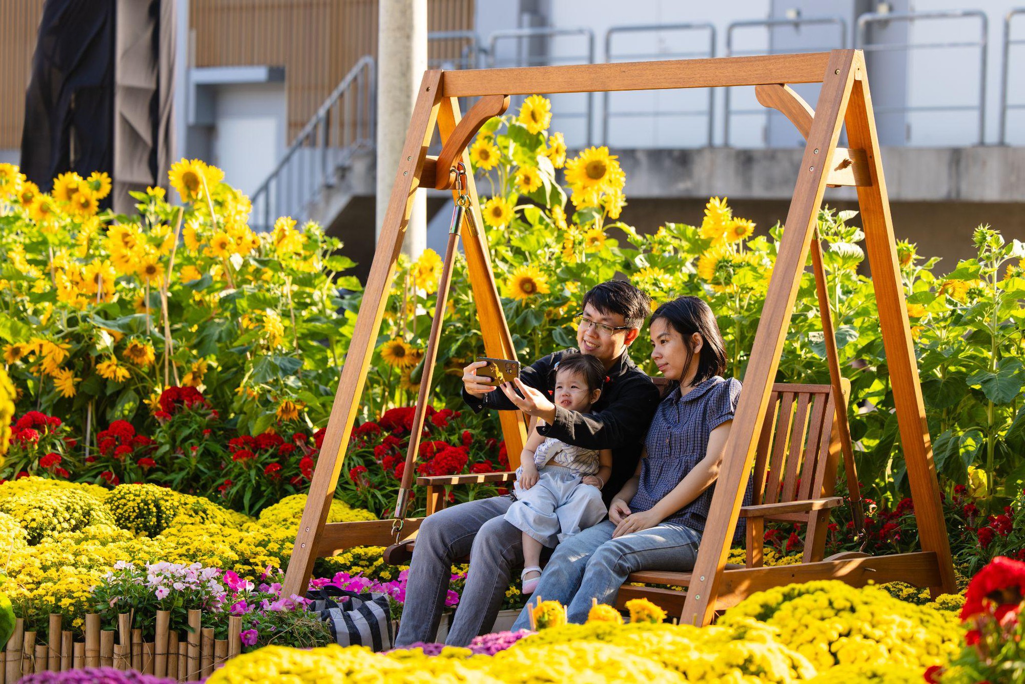 Công viên hoa Saigon Marina IFC: mùa xuân về trên bến cảng Ba Son- Ảnh 5.