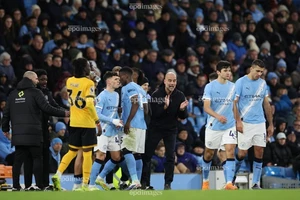 Arsenal chạm 1 tay vào cúp, giai đoạn ‘điên rồ’ ở Ngoại hạng Anh