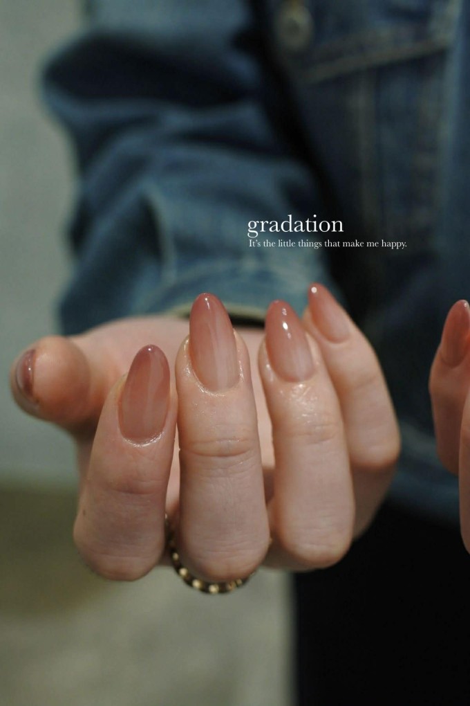 Bộ nails 450 nghìn chơi Tết khiến ai nhìn cũng nản ngang 4 Xu hướng làm đẹp móng ombre đang được phái đẹp ưa chuộng nhờ hiệu ứng chuyển màu mềm mại, tinh tế nhưng không kém phần nổi bật.