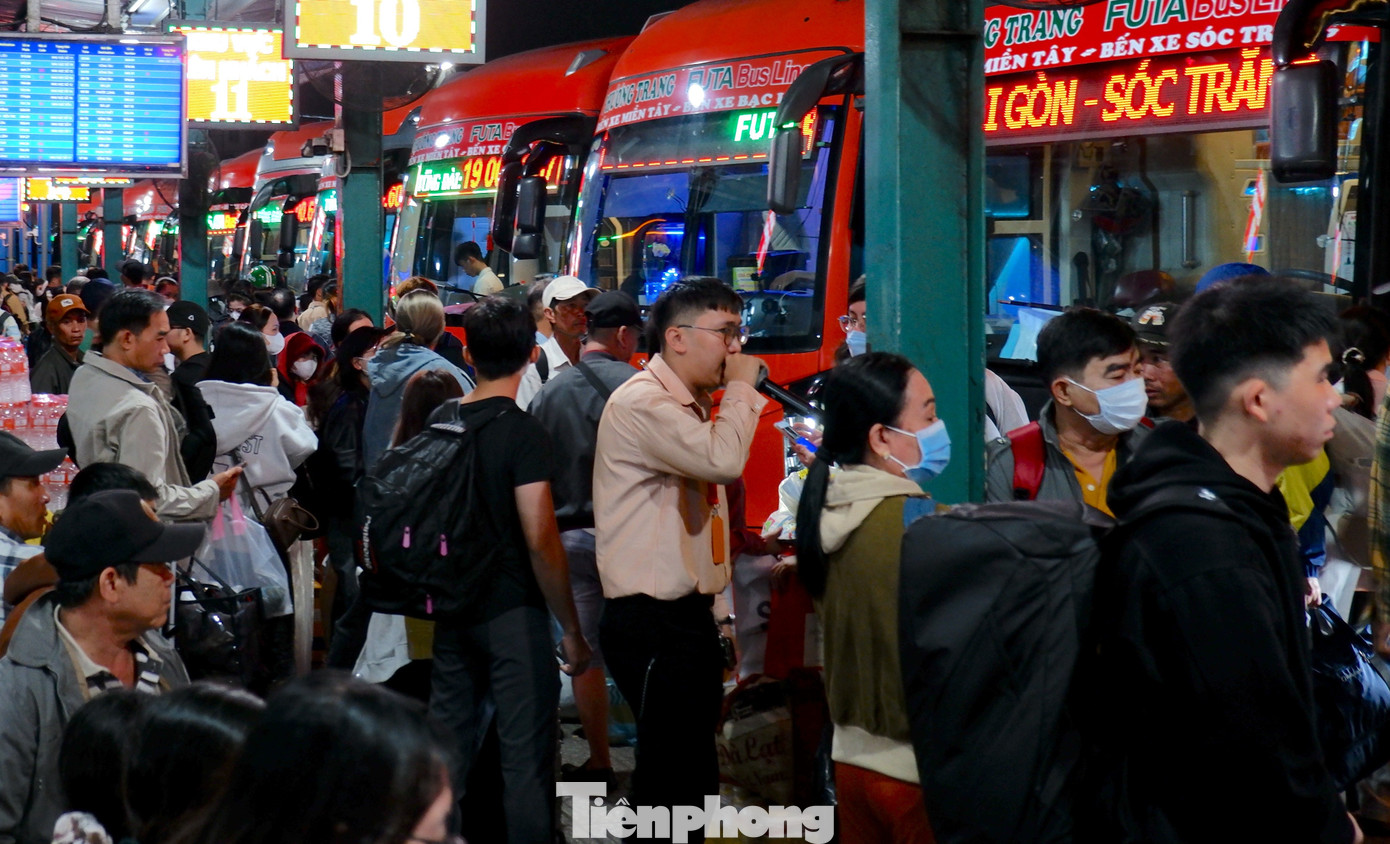 Trắng đêm ở bến xe Miền Tây: Hàng nghìn người chen chân chờ xe về quê đón Tết- Ảnh 3.