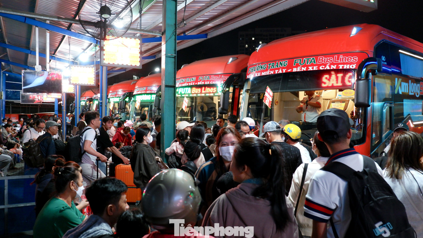 Trắng đêm ở bến xe Miền Tây: Hàng nghìn người chen chân chờ xe về quê đón Tết- Ảnh 6.