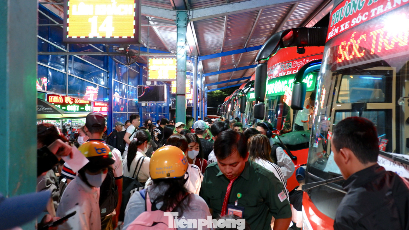 Trắng đêm ở bến xe Miền Tây: Hàng nghìn người chen chân chờ xe về quê đón Tết- Ảnh 7.