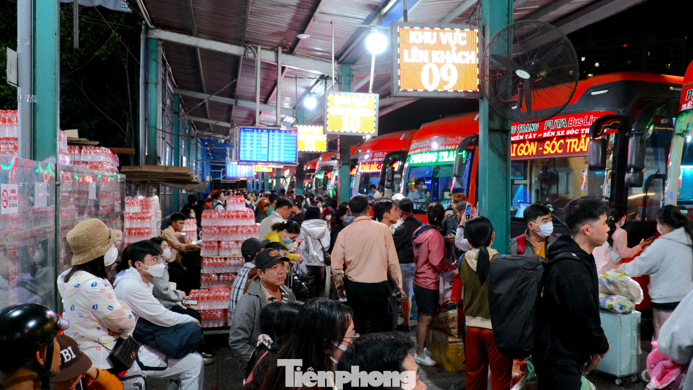 Trắng đêm ở bến xe Miền Tây: Hàng nghìn người chen chân chờ xe về quê đón Tết- Ảnh 8.