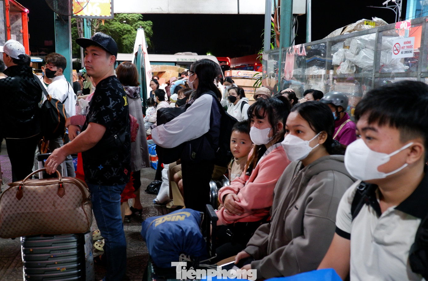 Trắng đêm ở bến xe Miền Tây: Hàng nghìn người chen chân chờ xe về quê đón Tết- Ảnh 9.