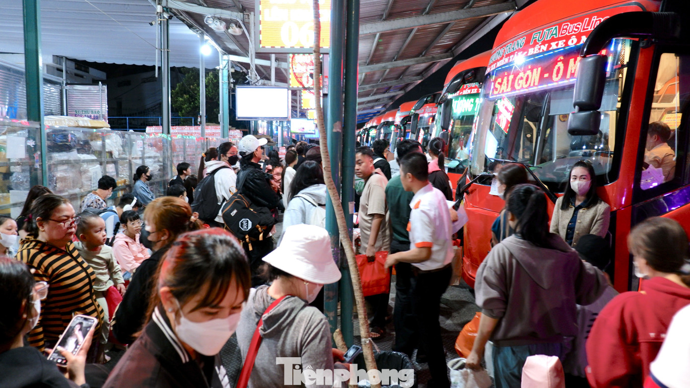 Trắng đêm ở bến xe Miền Tây: Hàng nghìn người chen chân chờ xe về quê đón Tết- Ảnh 10.