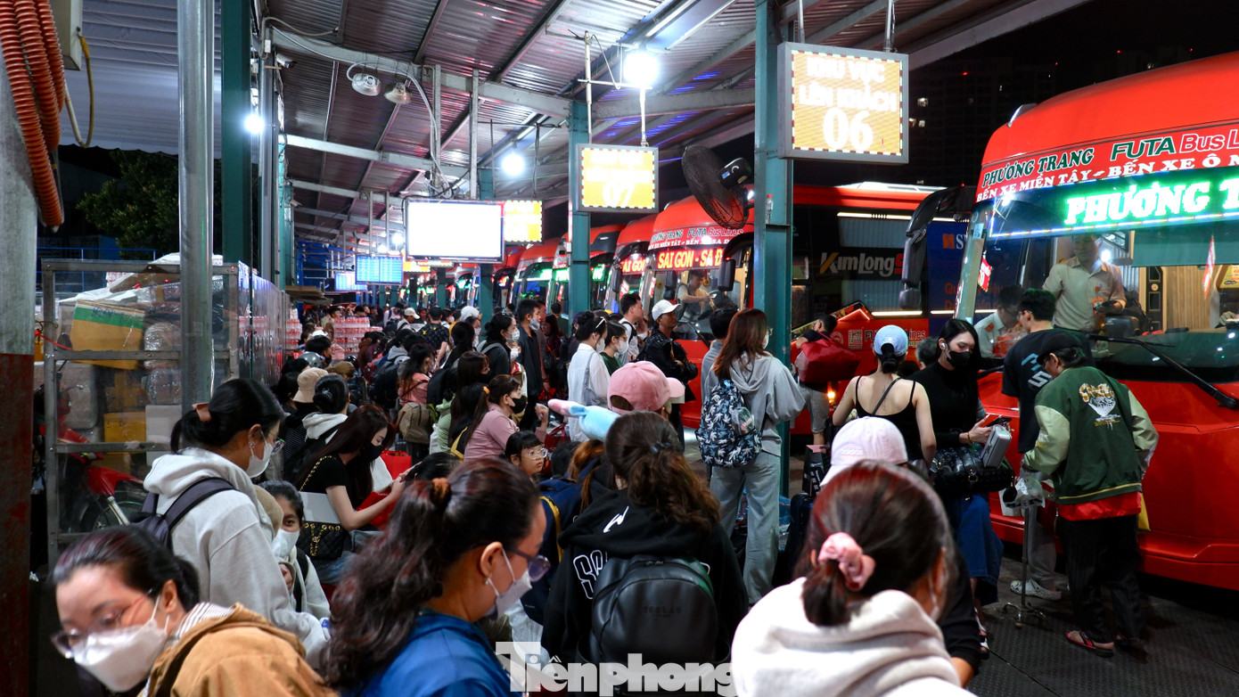 Trắng đêm ở bến xe Miền Tây: Hàng nghìn người chen chân chờ xe về quê đón Tết- Ảnh 11.