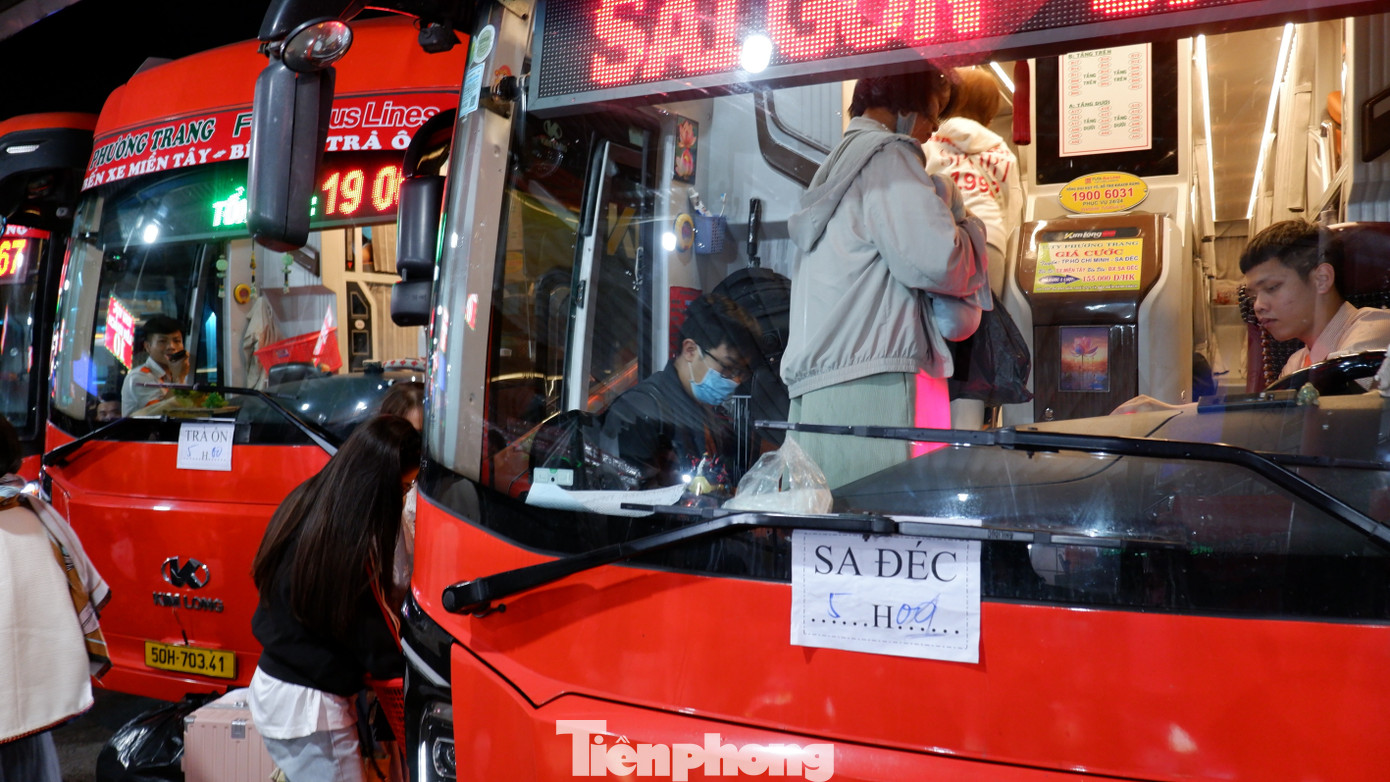 Trắng đêm ở bến xe Miền Tây: Hàng nghìn người chen chân chờ xe về quê đón Tết- Ảnh 12.