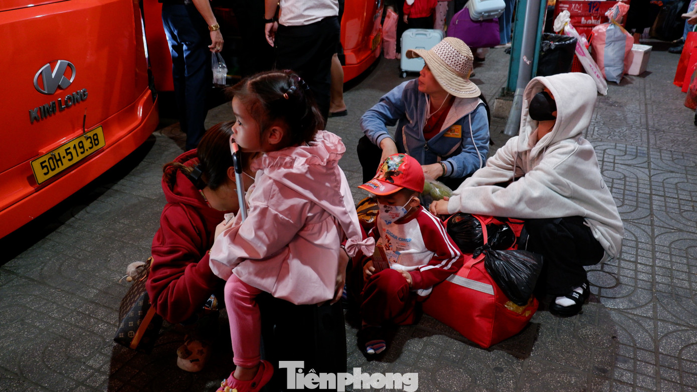 Trắng đêm ở bến xe Miền Tây: Hàng nghìn người chen chân chờ xe về quê đón Tết- Ảnh 13.