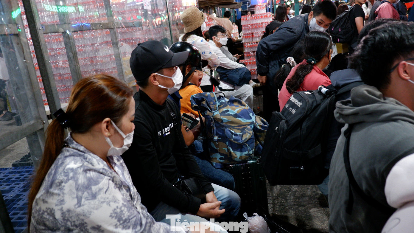 Trắng đêm ở bến xe Miền Tây: Hàng nghìn người chen chân chờ xe về quê đón Tết- Ảnh 16.