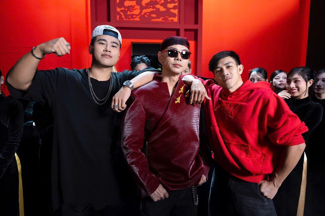 Phan Đinh Tùng chụp ảnh kỉ niệm cùng ê-kíp.