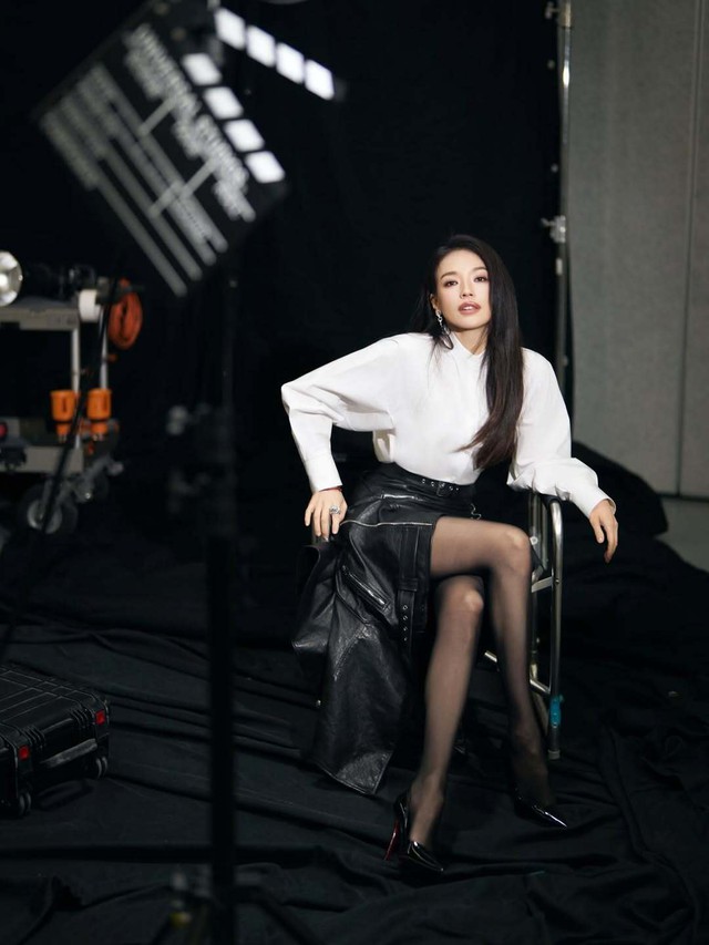 Cách phối áo sơ mi trắng, sơ mi thêu hoa đẹp nhất mùa xuân 2026- Ảnh 3.