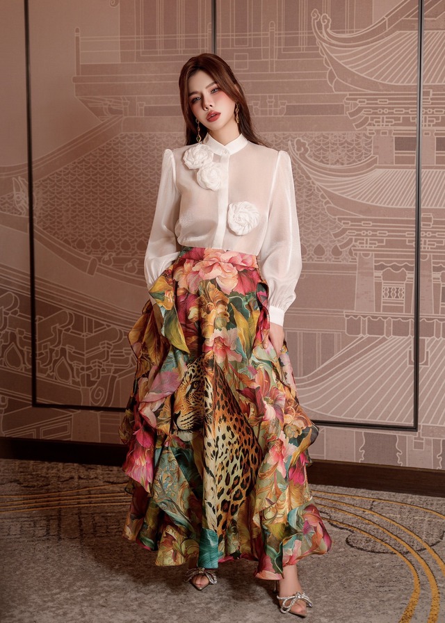 Cách phối áo sơ mi trắng, sơ mi thêu hoa đẹp nhất mùa xuân 2026- Ảnh 6.