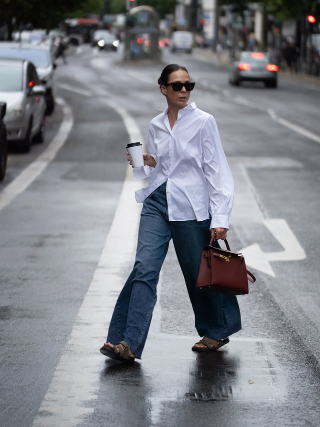 Cách phối áo sơ mi trắng, sơ mi thêu hoa đẹp nhất mùa xuân 2026- Ảnh 7.