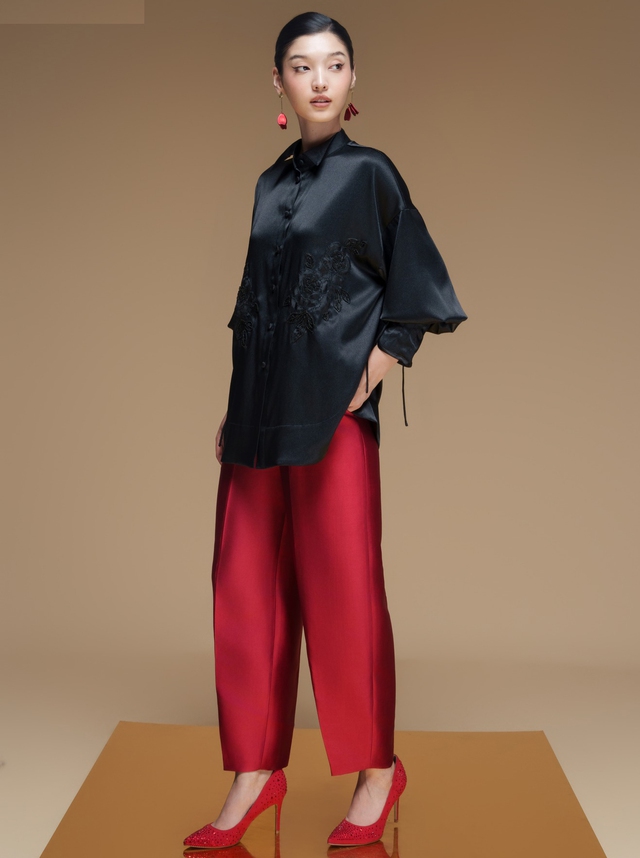 Cách phối áo sơ mi trắng, sơ mi thêu hoa đẹp nhất mùa xuân 2026- Ảnh 9.