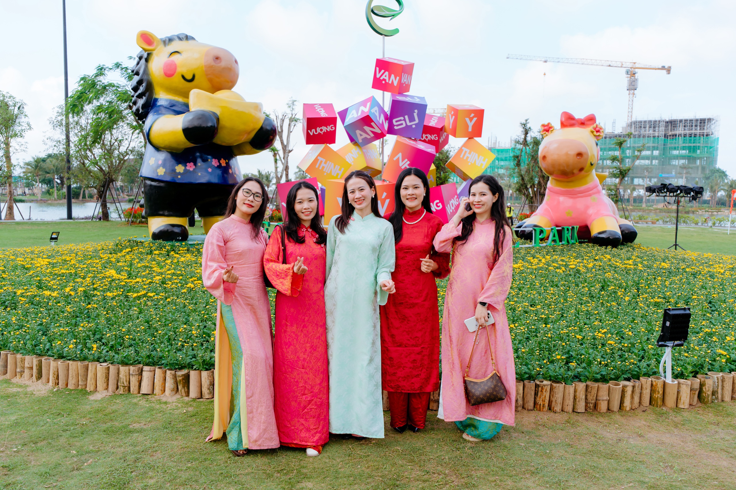 Ecopark tràn ngập sắc hoa các đại đô thị khắp 3 miền dịp Tết Bính Ngọ 2026- Ảnh 9.