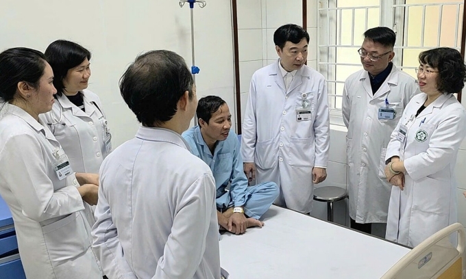 Các bác sĩ hội chẩn cho bệnh nhân trước khi xuất viện. Ảnh: Nguyên Hà