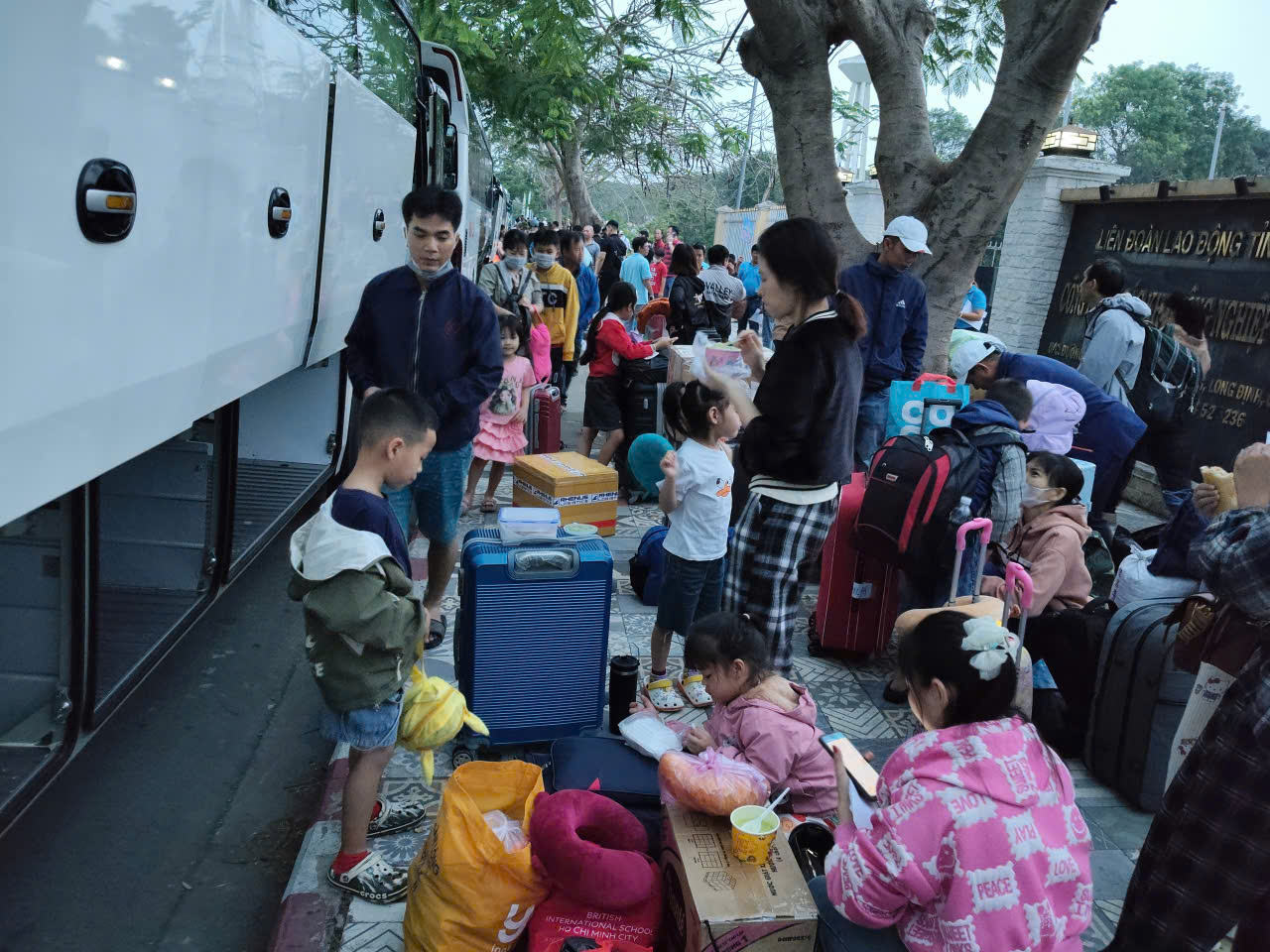 Tây Ninh: 45 chuyến xe miễn phí đưa gần 2.000 người về quê đón Tết - Ảnh 3.