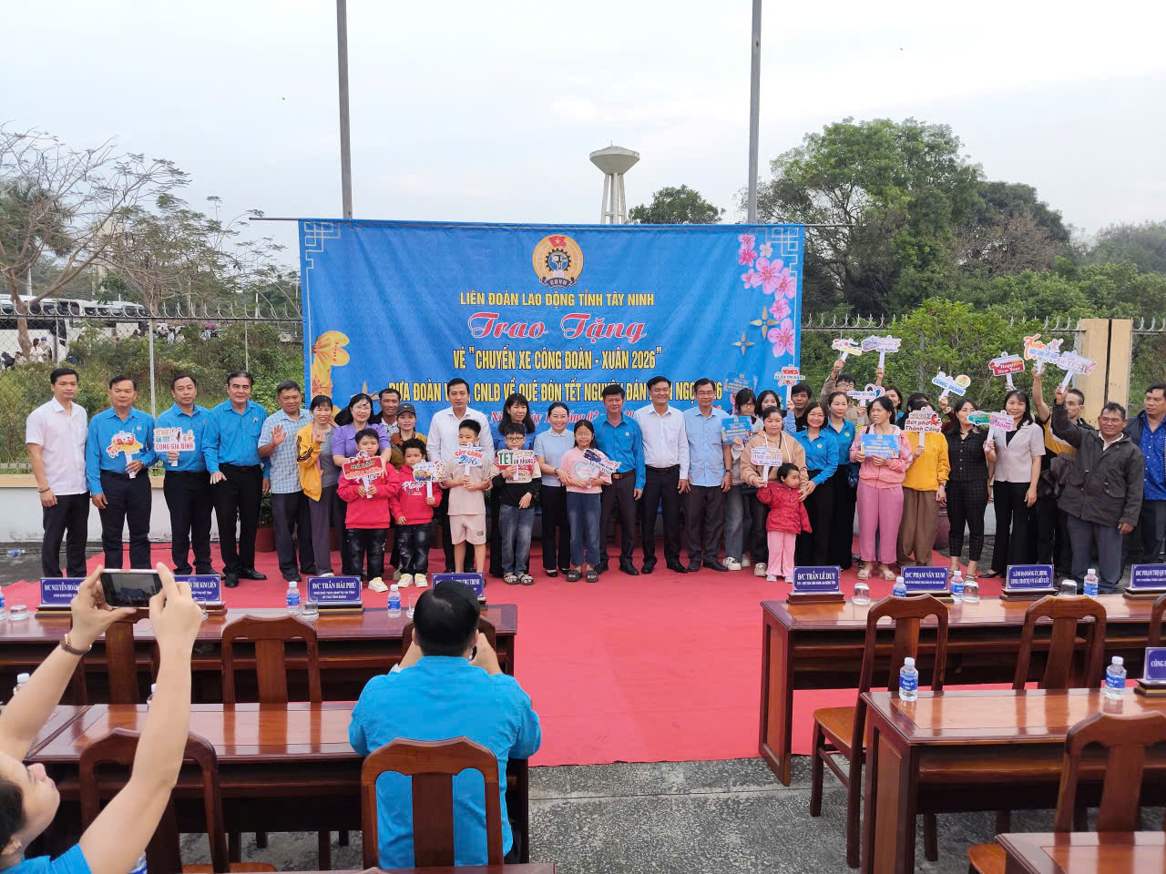 Tây Ninh: 45 chuyến xe miễn phí đưa gần 2.000 người về quê đón Tết - Ảnh 7.