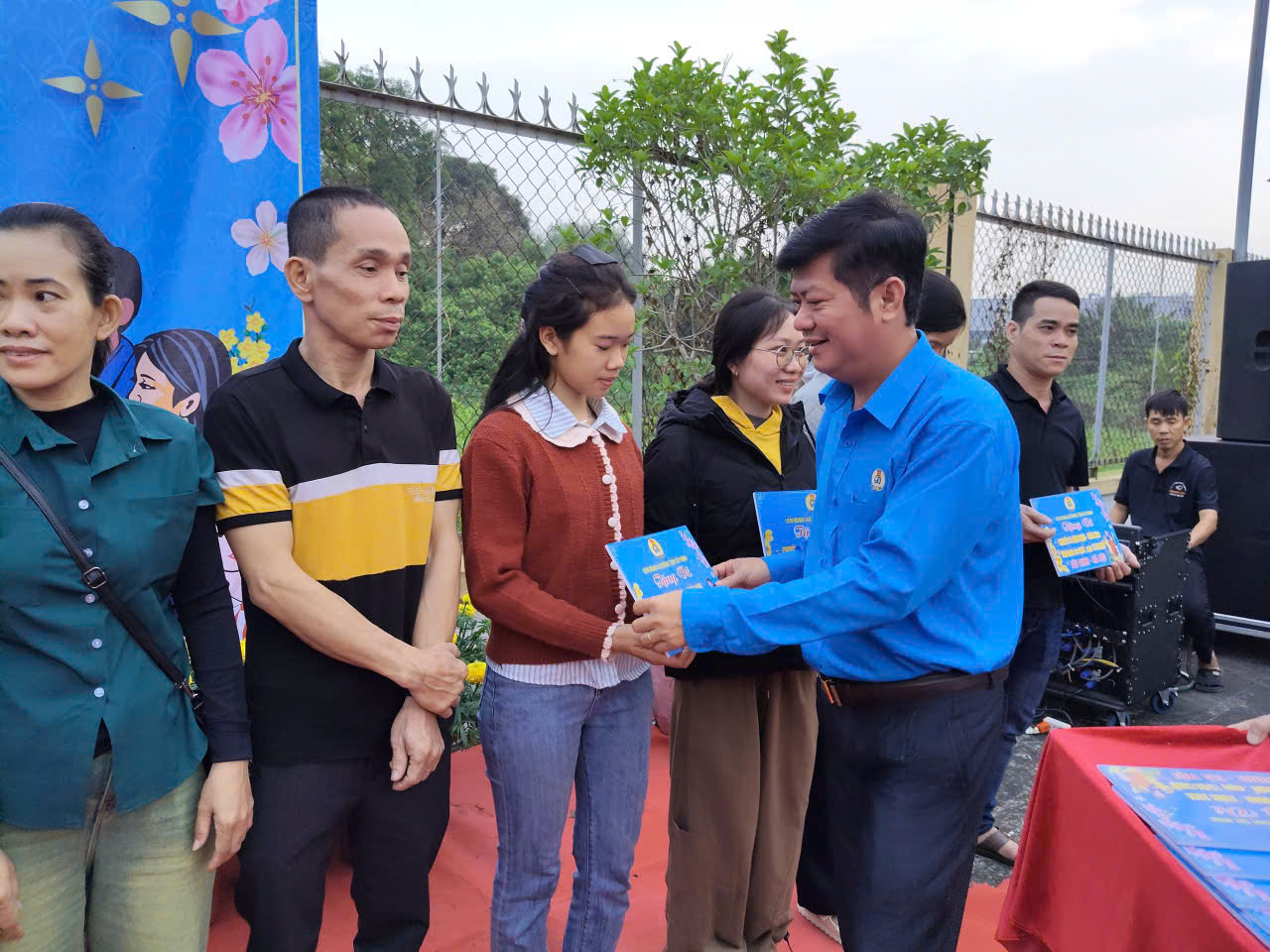 Tây Ninh: 45 chuyến xe miễn phí đưa gần 2.000 người về quê đón Tết - Ảnh 8.