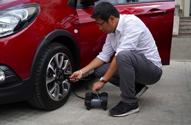 Những vật dụng ‘cứu hộ’ bắt buộc phải có khi lái ô tô đường dài - Ảnh 2.