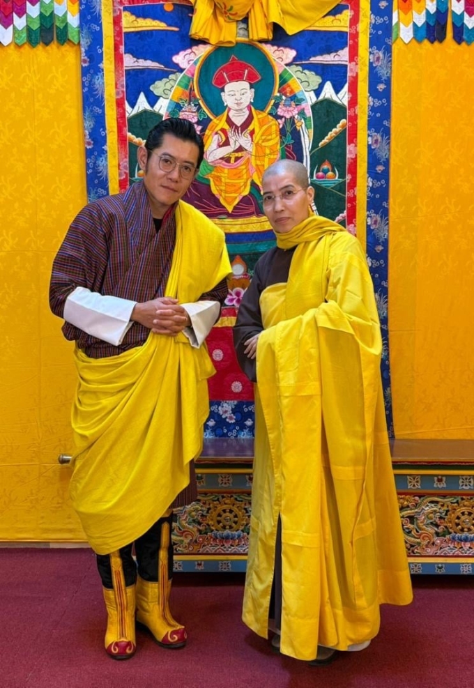 Quốc vương Bhutan cùng Ni sư trụ trì Đại Bảo tháp Mandala Tây Thiên tại Đại lễ Cầu nguyện Hòa bình thế giới 2025 ở Bhutan. Ảnh: Nhân vật cung cấp