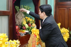 Chủ tịch nước dâng hương tưởng niệm Chủ tịch Hồ Chí Minh tại Nhà 67