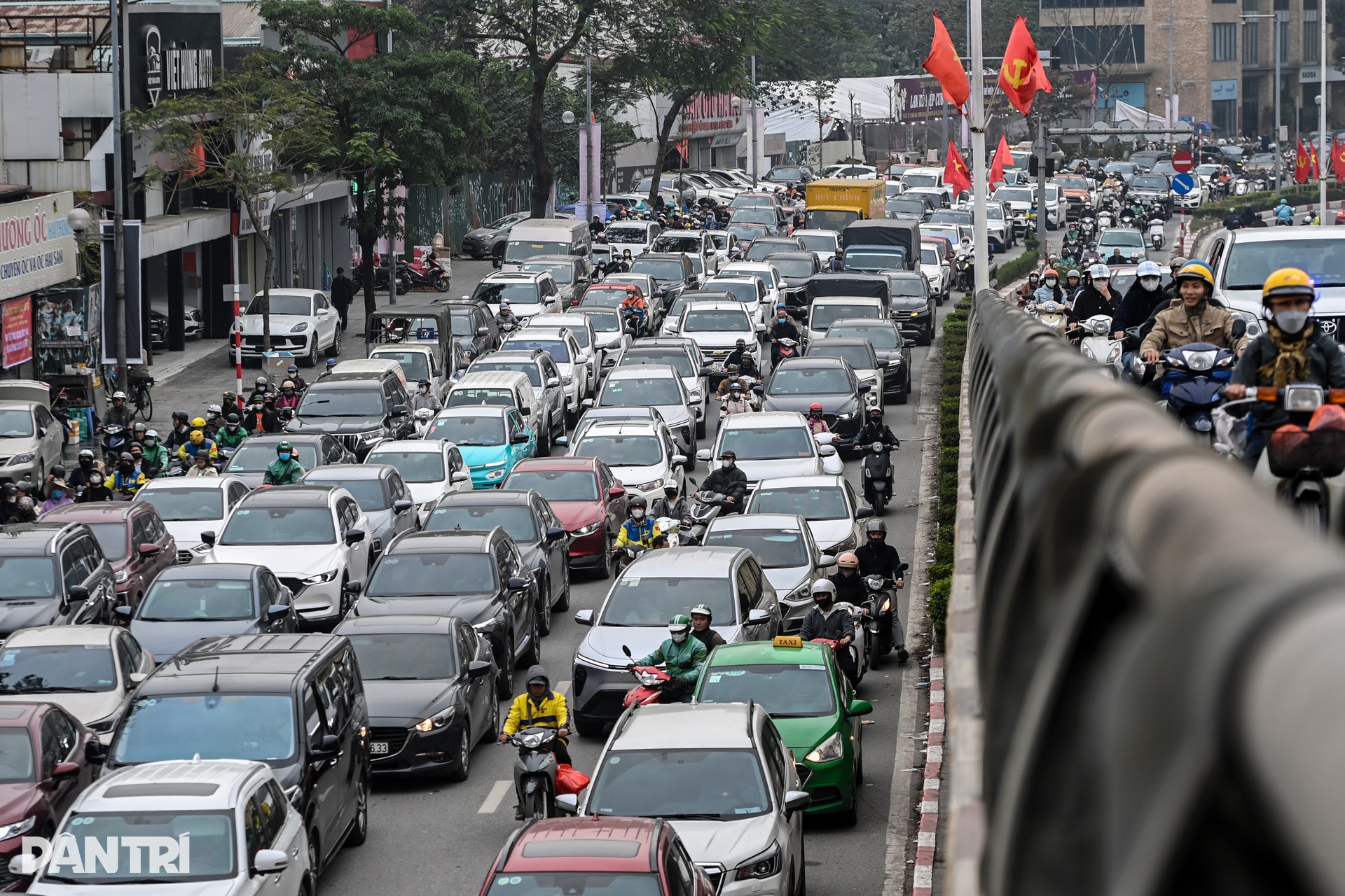 Đào, quất tìm lối thoát trên đường kẹt những ngày cận Tết ở Hà Nội - 2 Đào, quất tìm lối thoát trên đường kẹt những ngày cận Tết ở Hà Nội - 2
