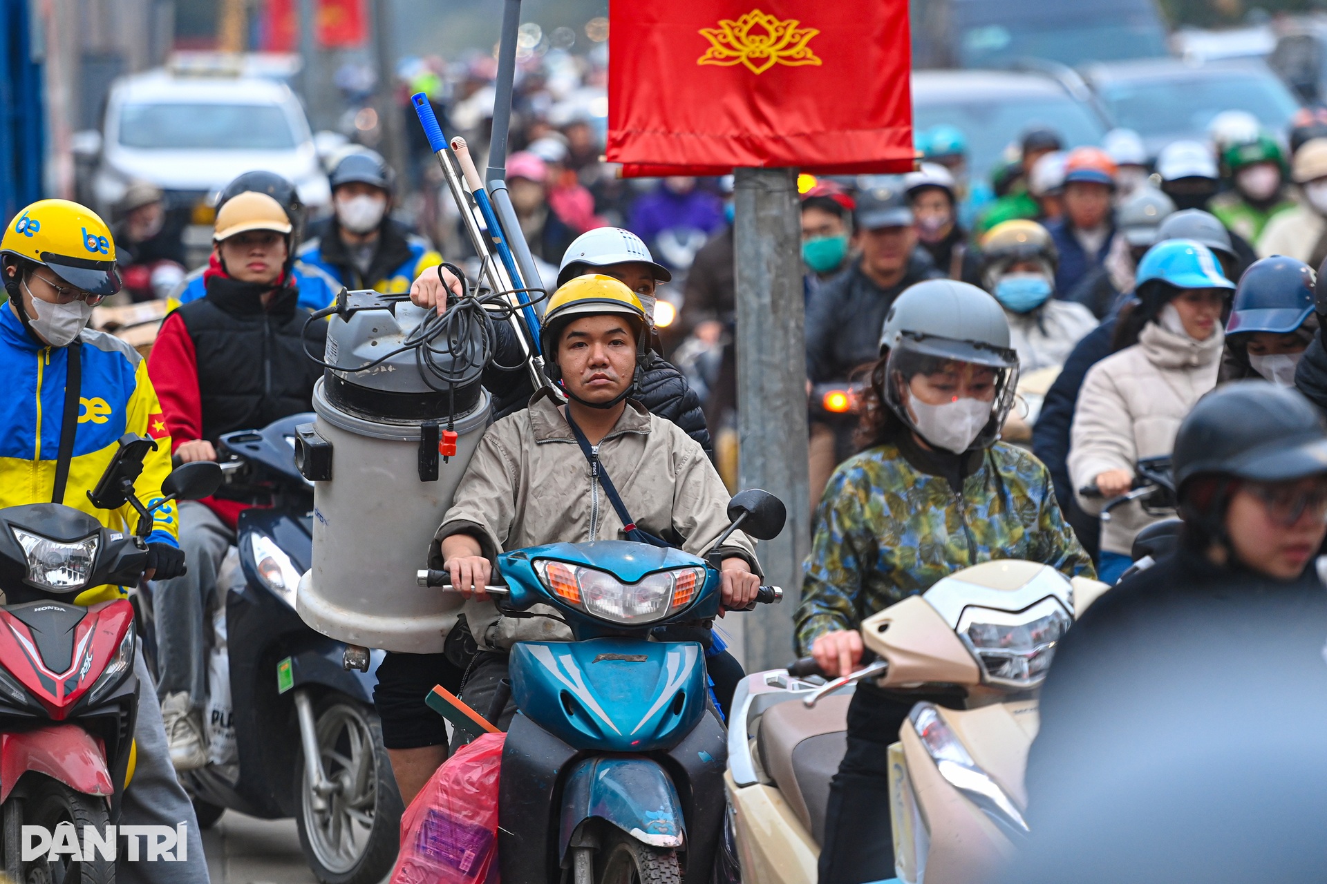 Đào, quất tìm lối thoát trên đường kẹt những ngày cận Tết ở Hà Nội - 10 Đào, quất tìm lối thoát trên đường kẹt những ngày cận Tết ở Hà Nội - 10