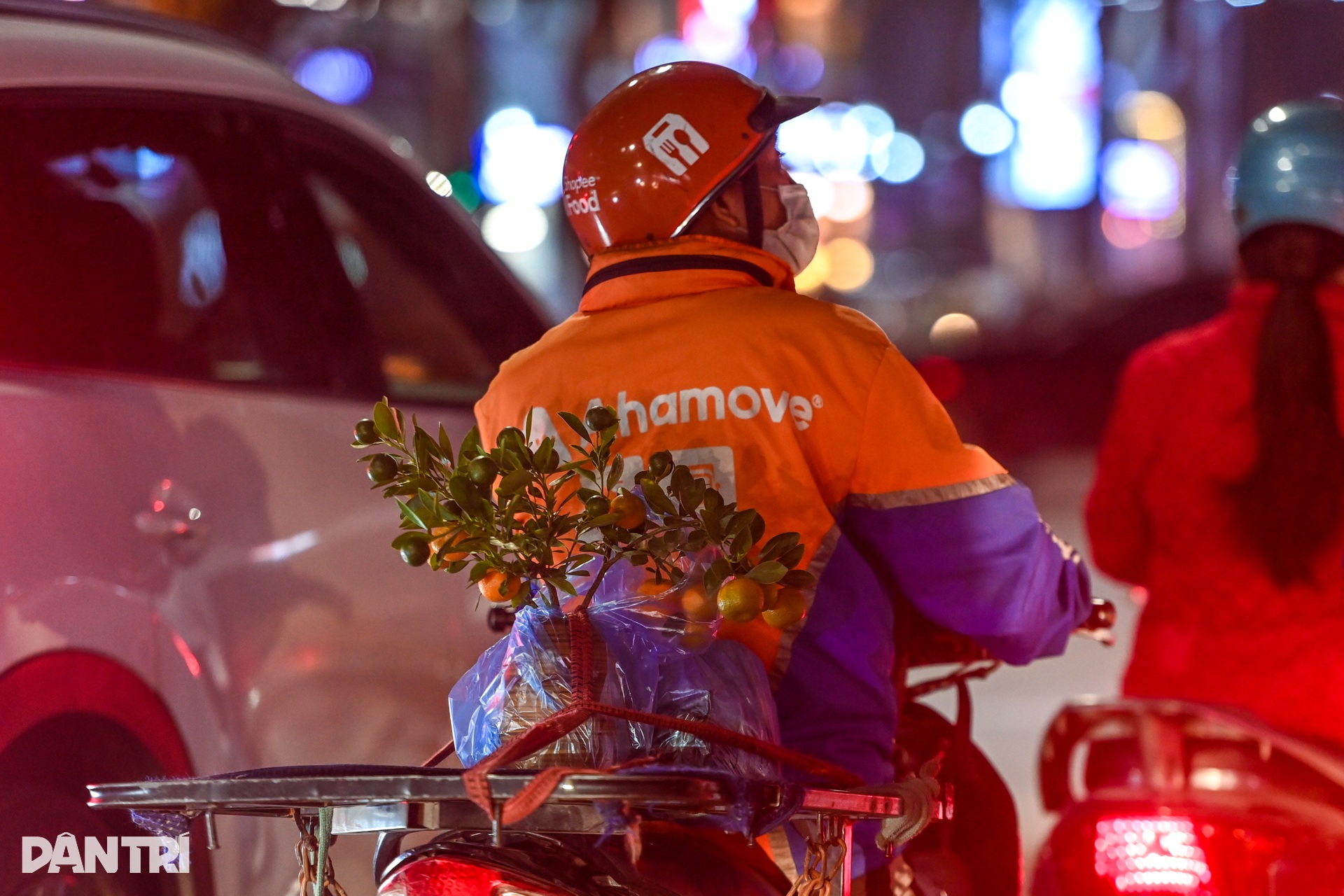 Đào, quất tìm lối thoát trên đường kẹt những ngày cận Tết ở Hà Nội - 15 Đào, quất tìm lối thoát trên đường kẹt những ngày cận Tết ở Hà Nội - 15