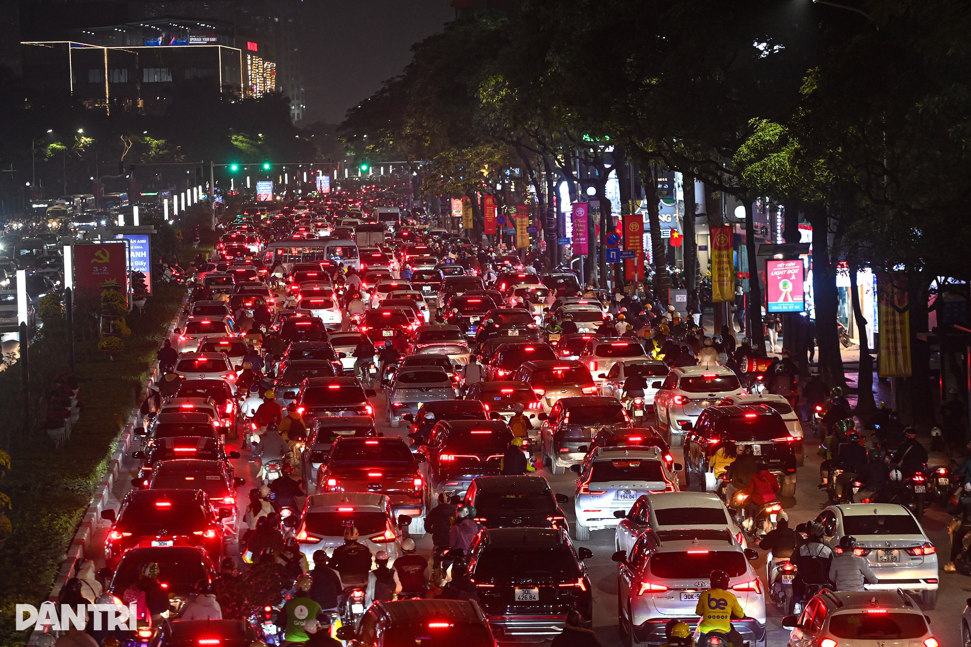 Đào, quất tìm lối thoát trên đường kẹt những ngày cận Tết ở Hà Nội - 16 Đào, quất tìm lối thoát trên đường kẹt những ngày cận Tết ở Hà Nội - 16