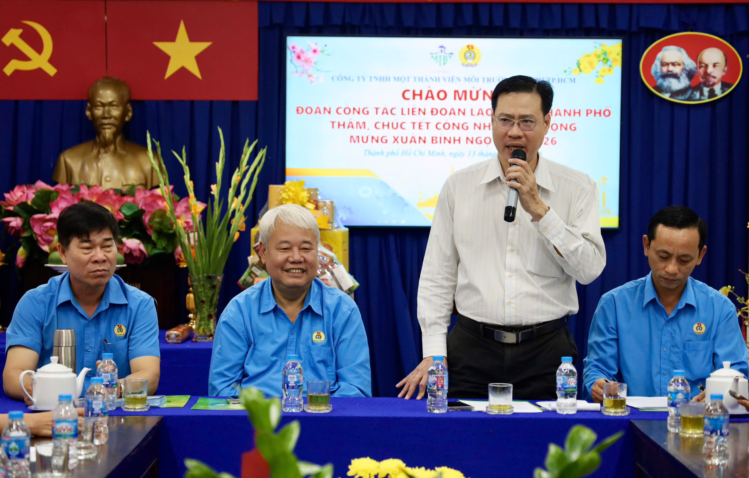 Lãnh đạo LĐLĐ TPHCM chăm lo cho người lao động làm việc xuyên Tết - Ảnh 2.