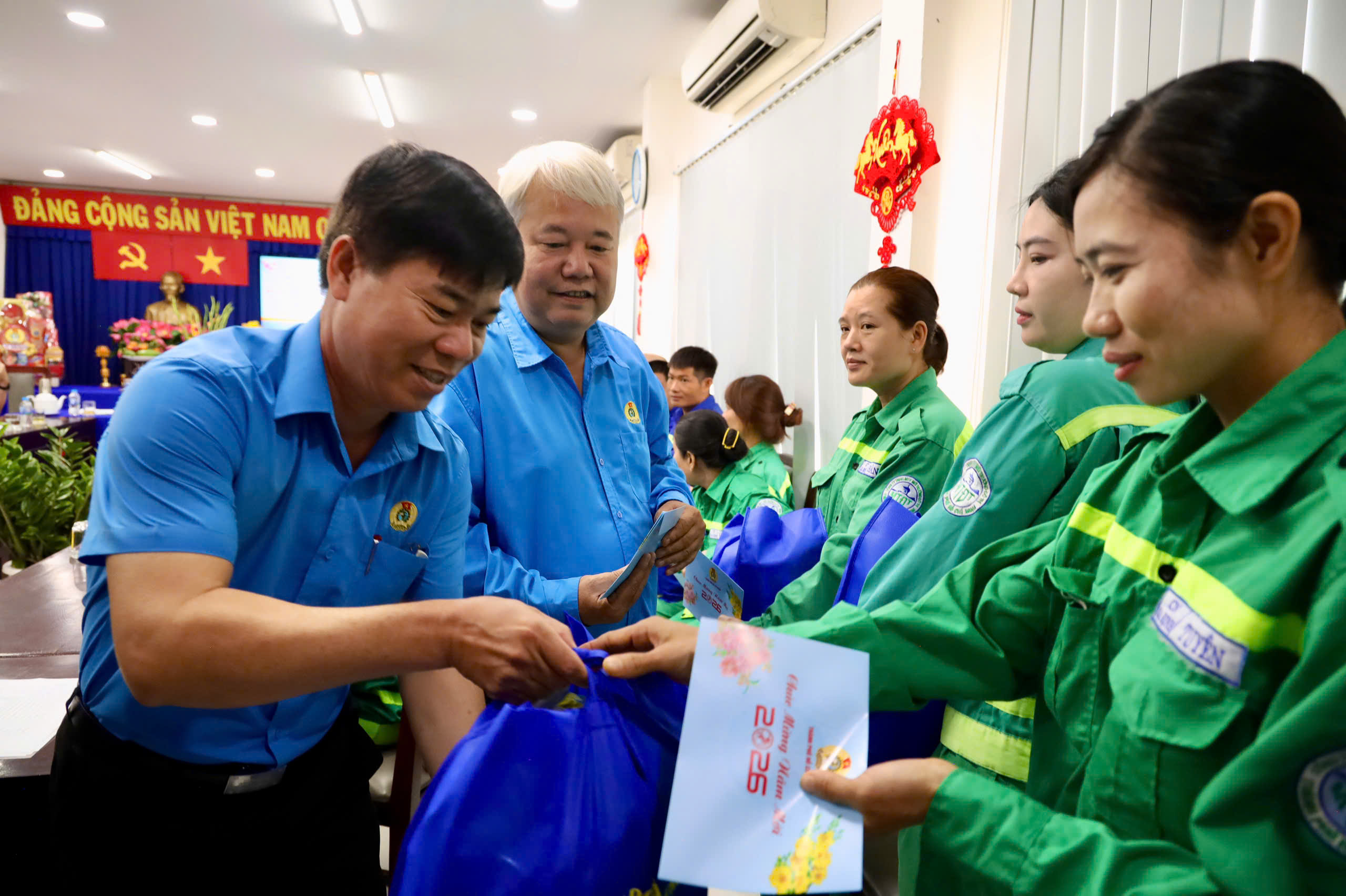 Lãnh đạo LĐLĐ TPHCM chăm lo cho người lao động làm việc xuyên Tết - Ảnh 3.