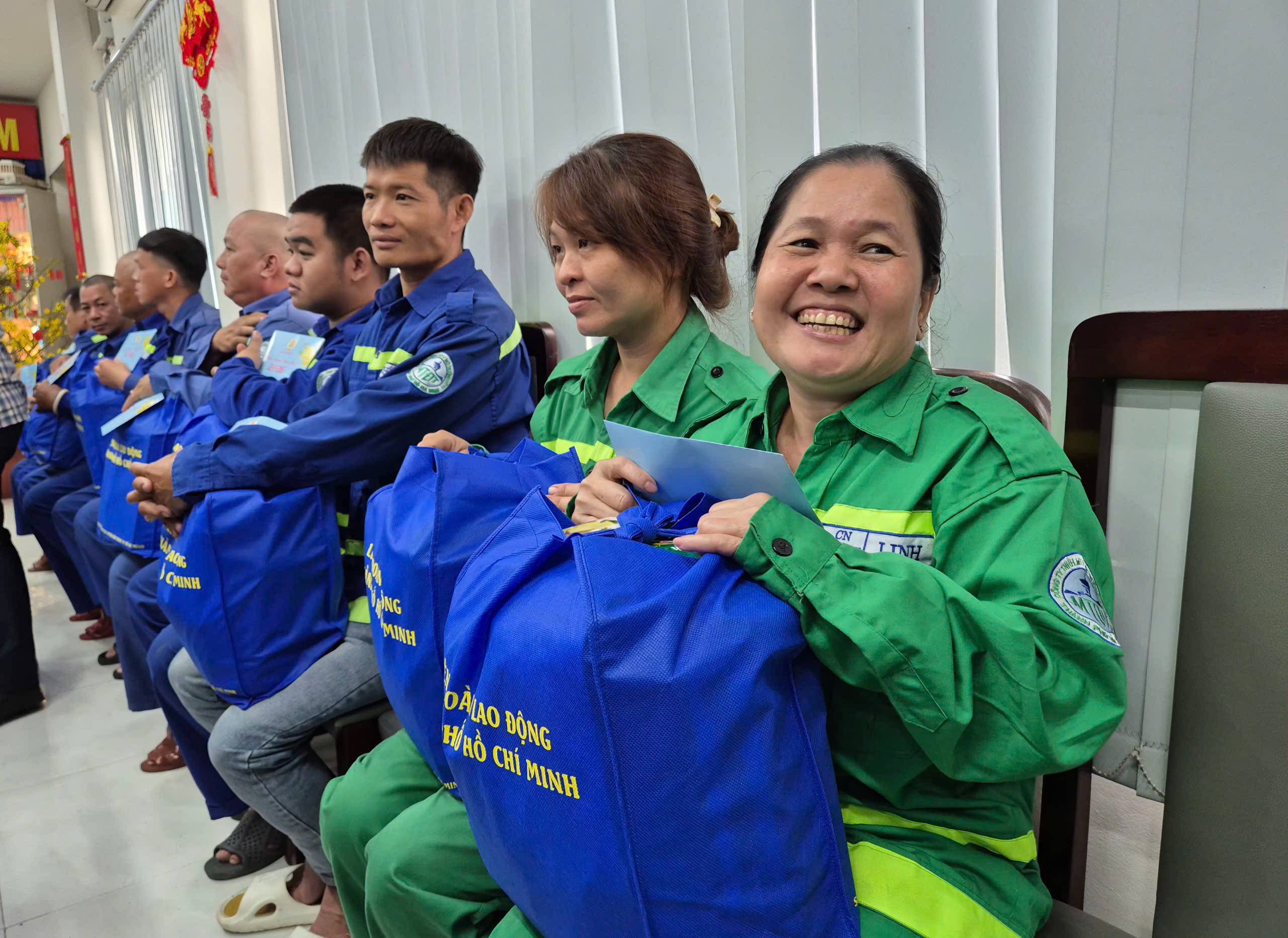 Lãnh đạo LĐLĐ TPHCM chăm lo cho người lao động làm việc xuyên Tết - Ảnh 4.