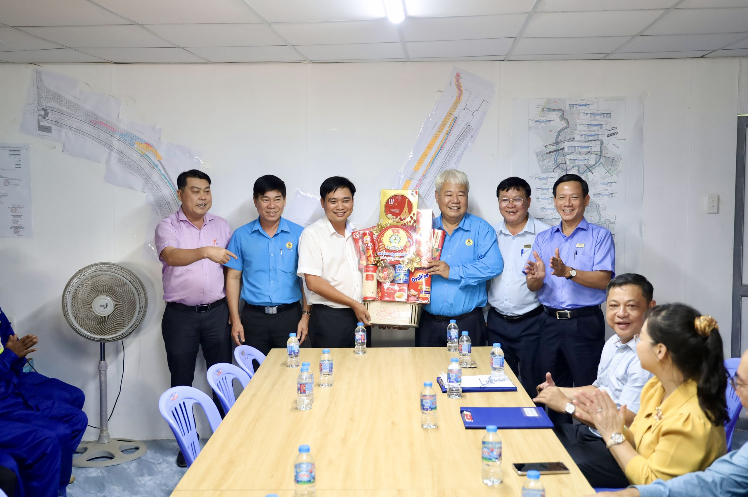 Lãnh đạo LĐLĐ TPHCM chăm lo cho người lao động làm việc xuyên Tết - Ảnh 5.