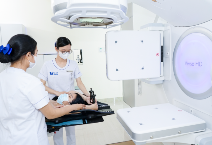 Người bệnh được xạ trị bằng máy gia tốc thế hệ mới. Ảnh minh họa: Bệnh viện Đa khoa Tâm  Anh