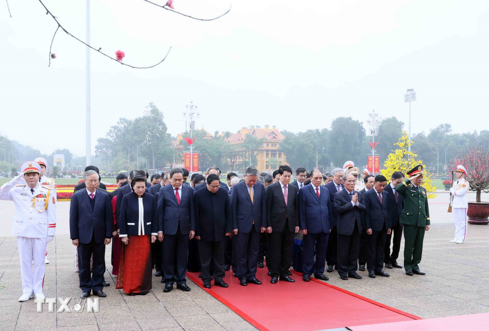 Lãnh đạo Đảng, Nhà nước vào Lăng viếng Chủ tịch Hồ Chí Minh nhân dịp Tết Nguyên đán Bính Ngọ 2 Lãnh đạo Đảng, Nhà nước vào Lăng viếng Chủ tịch Hồ Chí Minh nhân dịp Tết Nguyên đán Bính Ngọ - Ảnh 2.